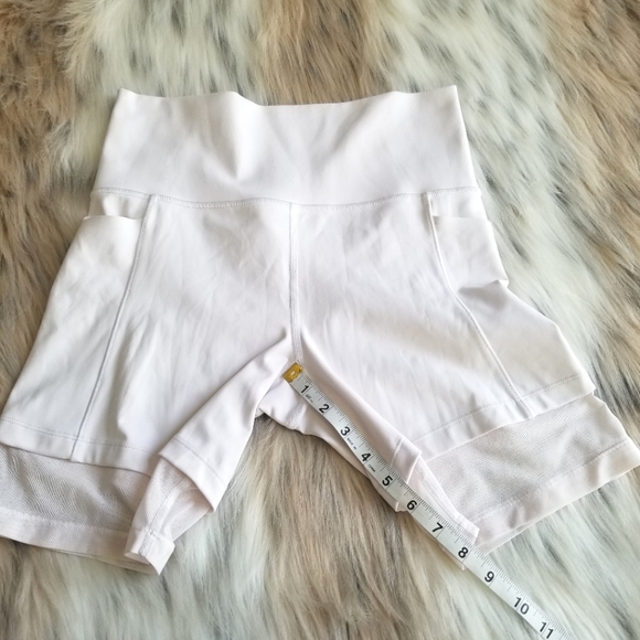 Athleta Mesh Me Up Stash Pocket 8'' Short in White Size Small - Picture 8 of 12